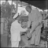 M. Nguyen Huu Tri, gouverneur du Nord-Vietnam, félicite un des nouveaux promu du Bao Chinh Doan.