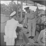 Le colonel Vu Van Thu, commandant du Bao Chinh Doan, félicite un sous-lieutenant nouvellement promu.