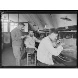 Fort de Vanves. Seine. Atelier de thermométrie médicale. Fabrication du thermomètre. [légende d'origine]