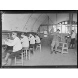 Fort de Vanves. Seine. Atelier de thermométrie médicale. Ensemble de l'atelier de thermométrie. [légende d'origine]