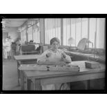 Fort de Vanves. Seine. Atelier de thermométrie médicale. Vérification d'une chambre thermométrique. [légende d'origine]