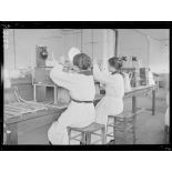 Fort de Vanves. Seine. Atelier de thermométrie médicale. Ajustage de la table thermométrique. [légende d'origine]