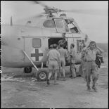 Hélicoptère sanitaire sur le terrain de Luang Prabang		.