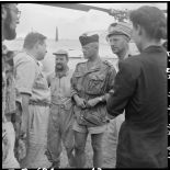 Le médecin-commandant Grauwin s'entretient avec le cameraman Gérard Py du SPI (Service presse information).