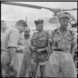 Le médecin-commandant Grauwin s'entretient avec un photographe-cameraman du SPI (Service presse information).