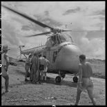Hélicoptère sanitaire ayant atterri sur le terrain de Luang Prabang		.