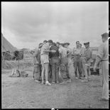 Groupe de personnes sur le terrain de Luang Prabang.