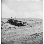Epave d'un char moyen allemand Panzer-III sur le champ de bataille de Kasserine.