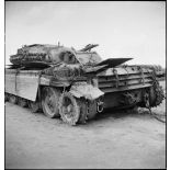 Epave d'un char britannique Crusader II sur le champ de bataille de Kasserine.