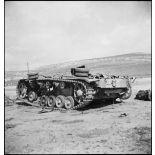 Epave d'un char moyen allemand Panzer-III sur le champ de bataille de Kasserine.