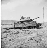 Epave d'un char britannique Crusader Mk III sur le champ de bataille de Kasserine.