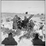 Des artilleurs du 411e RAAA (régiment d'artillerie antiaérienne) servent une mitrailleuse antiaérienne Hochkiss 13,2 mm sur affût bitube.