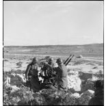 Des artilleurs du 411e RAAA (régiment d'artillerie antiaérienne) servent une mitrailleuse antiaérienne Hochkiss 13,2 mm sur affût bitube.