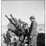 Des artilleurs du 411e RAAA (régiment d'artillerie antiaérienne) servent une mitrailleuse antiaérienne Hochkiss 13,2 mm sur affût bitube avec système de visée Le Prieur-Ricordel.