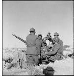 Des artilleurs du 411e RAAA (régiment d'artillerie antiaérienne) servent une mitrailleuse antiaérienne Hochkiss 13,2 mm sur affût bitube avec système de visée Le Prieur-Ricordel.