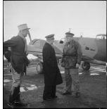 Avant son départ pour Bône, l'amiral François Darlan, haut-commissaire de France en AFN (Afrique française du Nord), s'entretient avec le pilote de son appareil, le lieutenant Person. A leur côté, le capitaine Weiss.