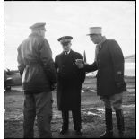 Avant son départ pour Bône, l'amiral François Darlan, haut-commissaire de France en AFN (Afrique française du Nord), s'entretient avec le lieutenant Person, pilote de son appareil et le capitaine Weiss.