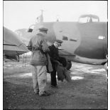 Avant d'embarquer pour Bône, l'amiral François Darlan, haut-commissaire de France en AFN (Afrique française du Nord), revêt une tenue de vol que lui a remis le lieutenant Person, pilote de l'appareil.