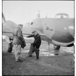 Avant d'embarquer pour Bône, l'amiral François Darlan, haut-commissaire de France en AFN (Afrique française du Nord), revêt une tenue de vol que lui a remis le lieutenant Person, pilote de l'appareil.