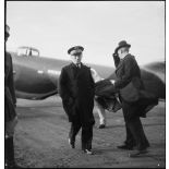 A son retour de Bône, l'amiral François Darlan, haut-commissaire de France en AFN (Afrique française du Nord), est accueilli par le contre-amiral Robert Battet, directeur du cabinet militaire du ministre de la Marine.