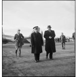 A son retour de Bône, l'amiral François Darlan, haut-commissaire de France en AFN (Afrique française du Nord), est accueilli par le contre-amiral Robert Battet, directeur du cabinet militaire du ministre de la Marine. A gauche, le capitaine Weiss.