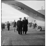 A son retour de Bône, l'amiral François Darlan, haut-commissaire de France en AFN (Afrique française du Nord), est accueilli par le contre-amiral Robert Battet, directeur du cabinet militaire du ministre de la Marine.