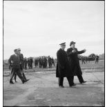 A son retour de Bône, l'amiral François Darlan, haut-commissaire de France en AFN (Afrique française du Nord), est accueilli par le contre-amiral Robert Battet, directeur du cabinet militaire du ministre de la Marine. A gauche, en civil, le commandant Hourcade discute avec le lieutenant Weiss.