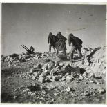 Des artilleurs du 411e RAAA (régiment d'artillerie antiaérienne) courent vers leur mitrailleuse antiaérienne Hochkiss 13,2 mm sur affût bitube.