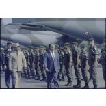 Charles Hernu passant en revue le 2e REP à Bastia.