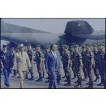 Charles Hernu passant en revue le 2e REP à Bastia.