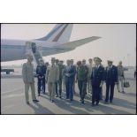 Charles Hernu et les autorités civiles et militaires du contingent français de la FMI sur l'aéroport de Bastia.