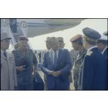 Charles Hernu et les autorités civiles et militaires du contingent français de la FMI sur l'aéroport de Bastia.