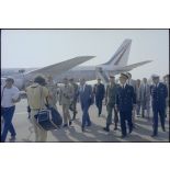 Charles Hernu et les autorités civiles et militaires du contingent français de la FMI sur l'aéroport de Bastia.