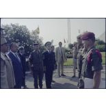 Les lieutenants-colonels Janvier et Roudeillac saluant Charles Hernu et le général Lacaze.