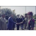 Les lieutenants-colonels Janvier et Roudeillac saluant Charles Hernu et le général Lacaze.