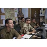 Le colonel Renaud Rondet assiste à un point de situation au centre opérationnel du GTD-B Bercheny sur la base de Kidal.