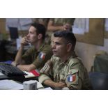 Le colonel Renaud Rondet assiste à un point de situation au centre opérationnel du GTD-B Bercheny sur la base de Kidal.