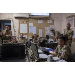 Le colonel Renaud Rondet assiste à un point de situation au centre opérationnel du GTD-B Bercheny sur la base de Kidal.