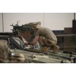 Un soldat mène une visite technique auprès de son VBL sur la base de Kidal.