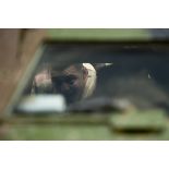 Un soldat mène une visite technique auprès de son VBL sur la base de Kidal.