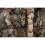 Des mécaniciens changent la roue d'un VAB lors d'une intervention technique dans le désert.