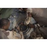 Des mécaniciens changent la roue d'un VAB lors d'une intervention technique dans le désert.