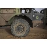 VAB équipé d'un pneu de rechange lors d'une traversée du désert.