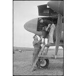 Maintenance sur avion et vérification des appareils photographiques.