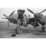 Maintenance sur avion et vérification des appareils photographiques.