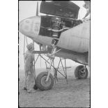 Maintenance sur avion et vérification des appareils photographiques.