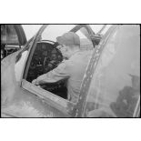 Maintenance sur avion et vérification des appareils photographiques.