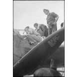 Le pilote va prendre place à bord de son appareil.