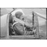 Gros plan du pilote à son poste.