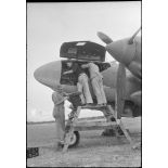 Réparation du moteur de l'avion.